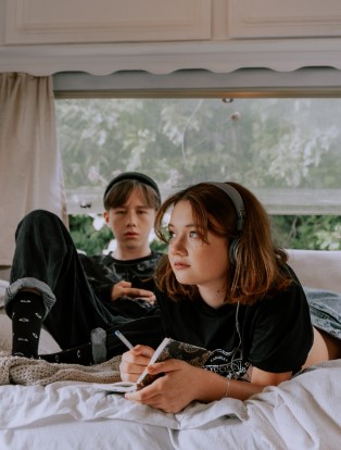 Teens sitting on bed. As a teen you may be experiencing stress and overwhelm. That is why we offer therapy for young adults in Georgia and therapy for teens in Georgia. Call now and see if you can benefit from body image therapy, anxiety treatment, and depression treatment. 